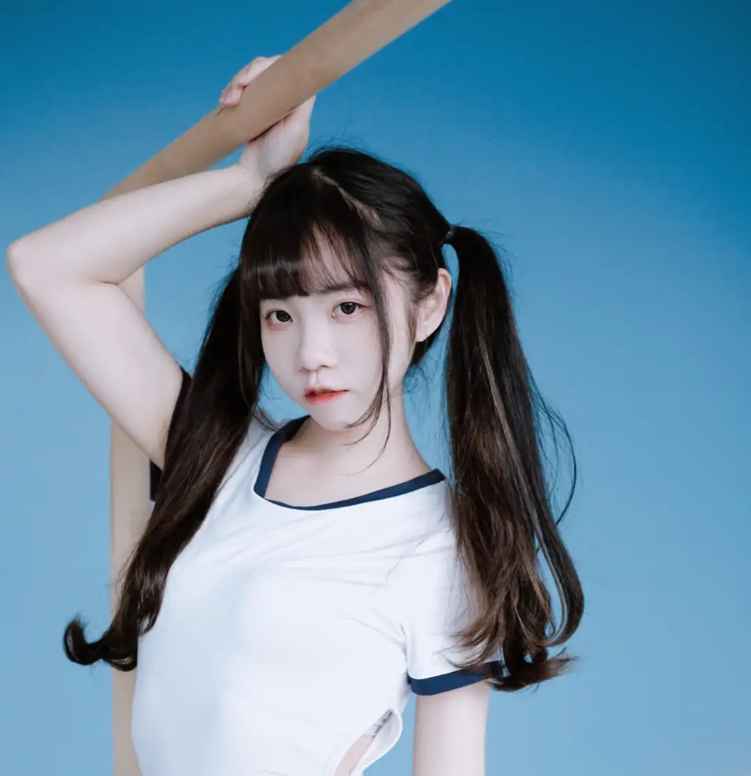 可可小白兔 (1) KekeXiaobaitu minimalist artistic photography casual white tank top beautiful young woman portrait soft daylight