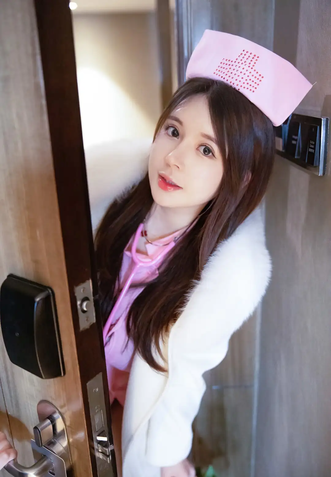 奶油妹妹 粉色护士装私房写真 甜美治愈光影摄影
