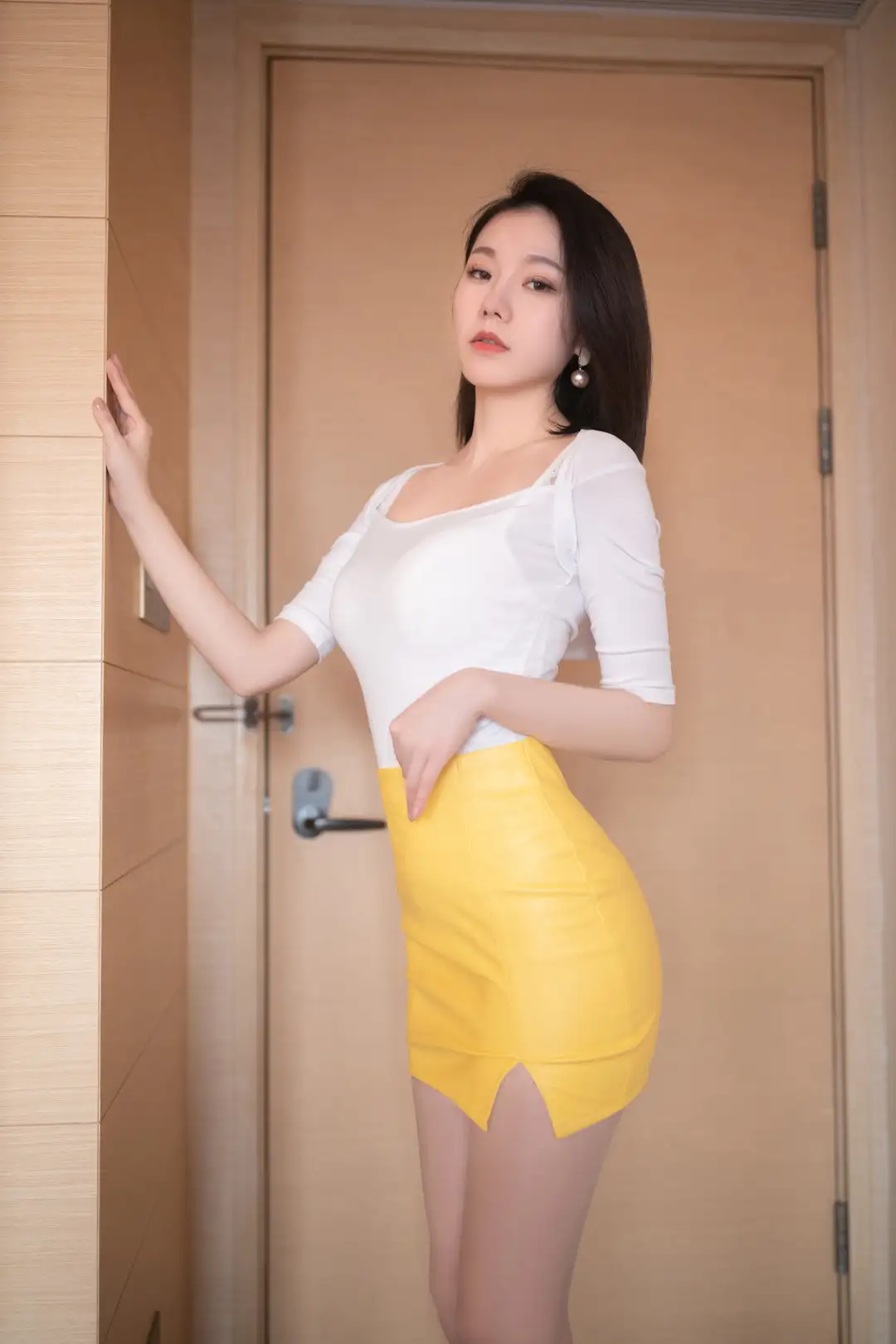 Anrananran minimalist artistic photography casual white tank top beautiful woman portrait soft daylight
