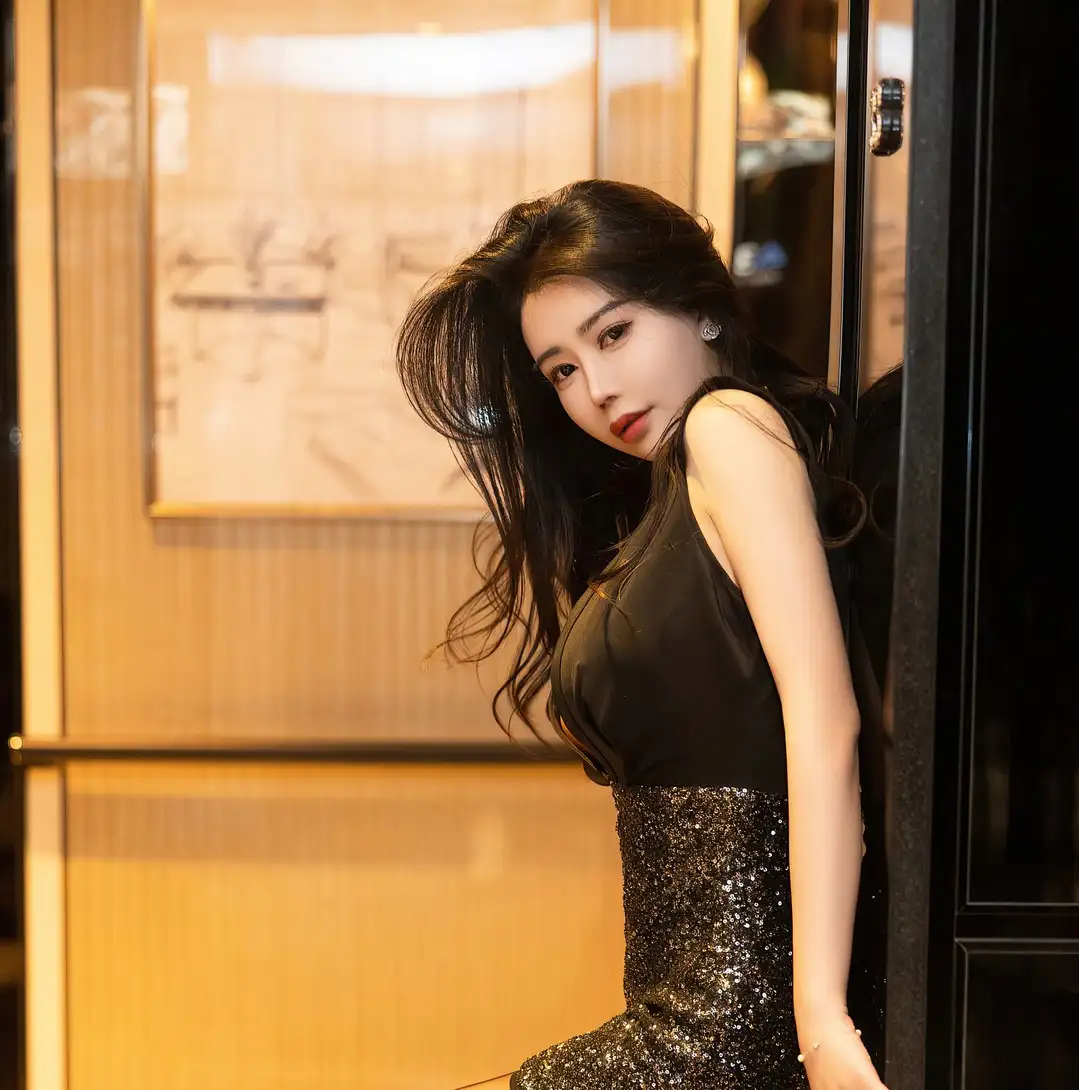 李若汐 (1) 李若汐 黑白职业OL御姐私房写真 清冷高级摄影