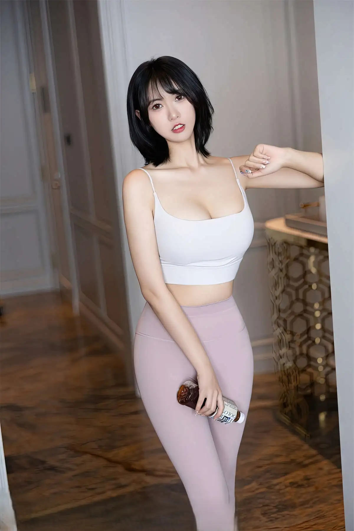 林子遥 白色背心粉色瑜伽裤 健身御姐私房 老猫2025作品
