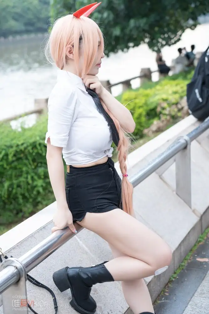 知一妹妹 (2) 知一妹妹 Zero Two白衬衫靠栏 Cosplay 老猫2026作品