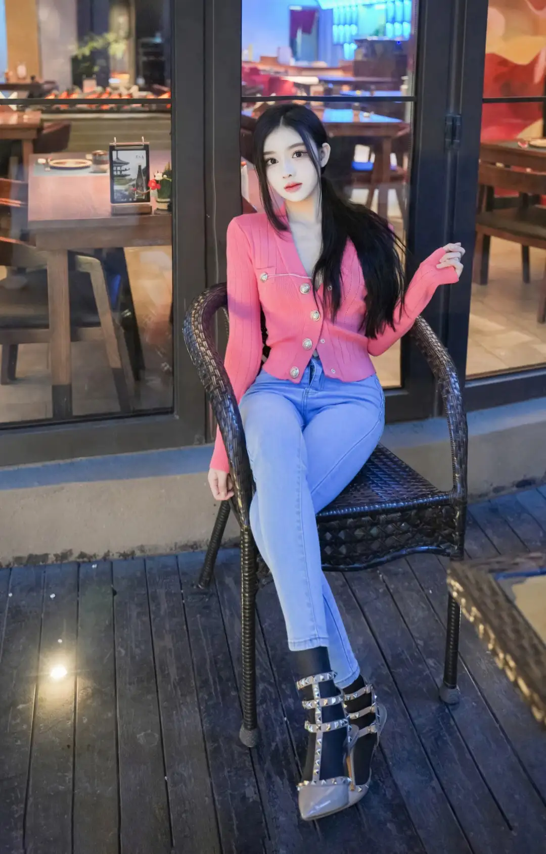 龙雪儿 (1) 龙雪儿 黑色蕾丝吊带清冷御姐私房写真 高级魅惑光影摄影